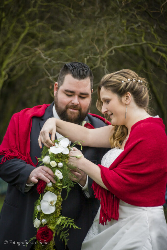 Reden om te investeren in een fotograaf: Portret pasgetrouwd koppel dat samen geniet van het moment.