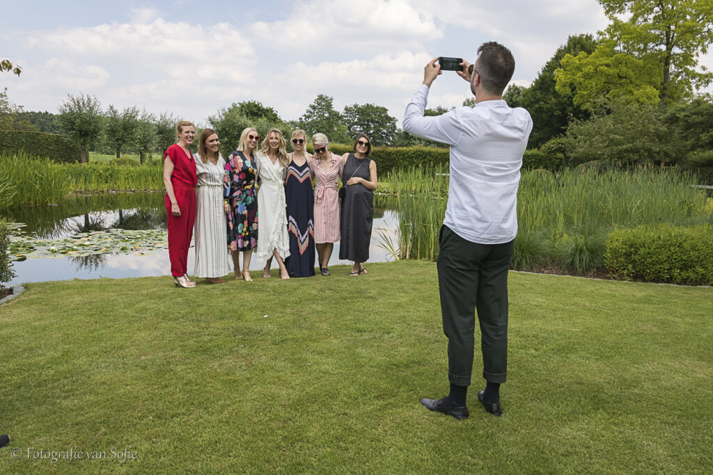 Reden om te investeren in een fotograaf: Groepsfoto's waar iedereen opstaat