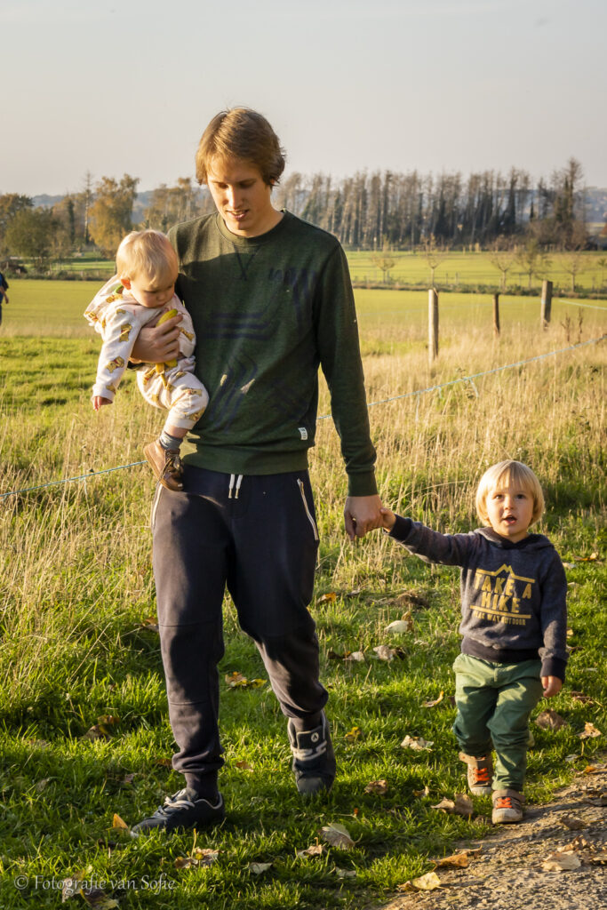 Vader op stap met zoon en dochter